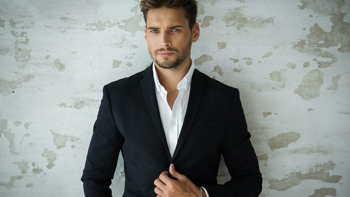 Photo homme de face avec une veste de costume